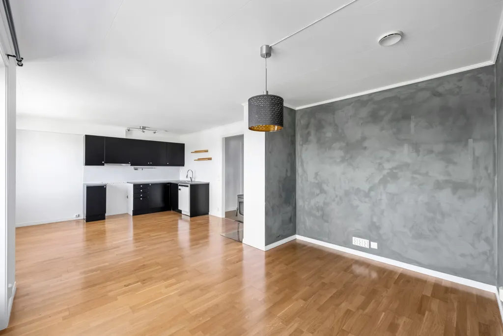 Elutuba - Well-Maintained 3-Bed Flat with Garage in Family-Friendly Area