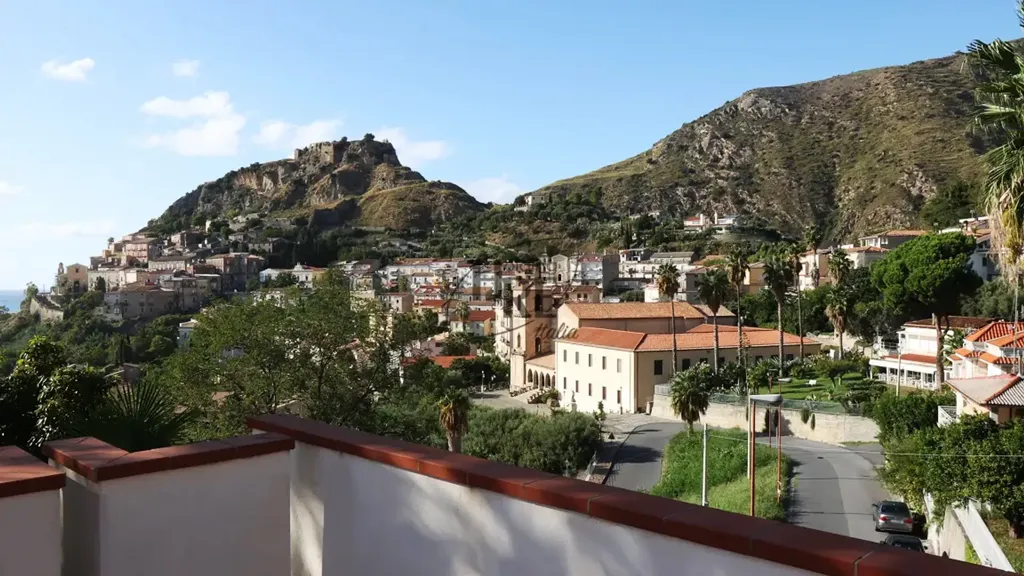 Balcon - Architectural Villa with Central Staircase in Amantea