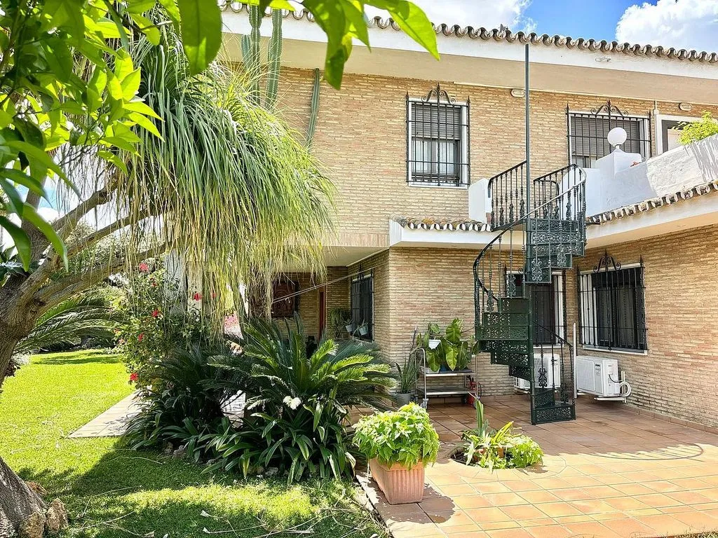 Aed - Chalet with Pool and Terrace in Camas