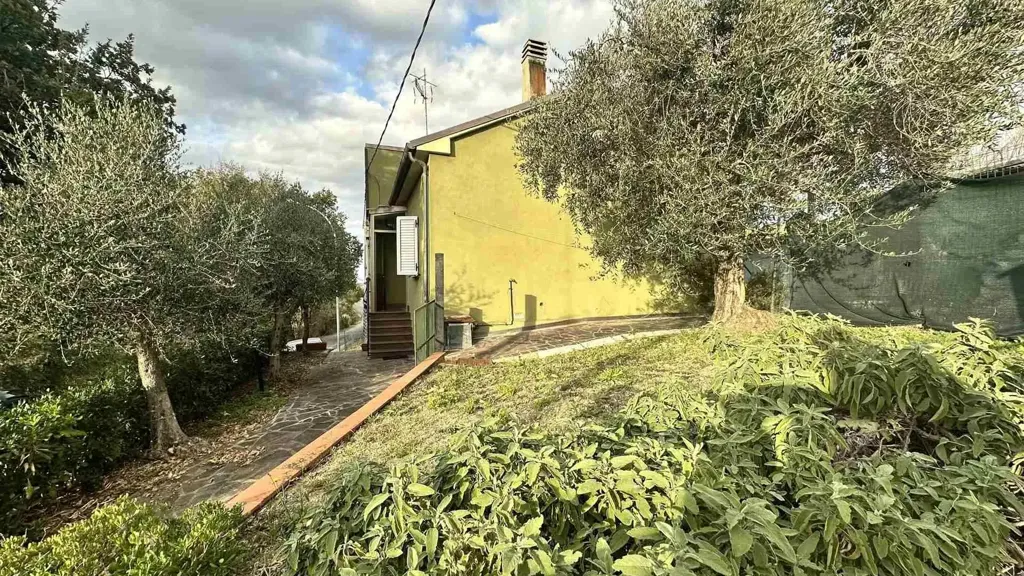 Aed - Independent House with Private Garden in Ostra