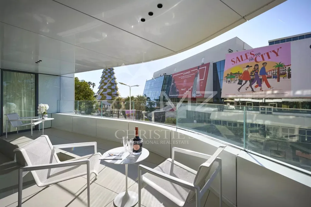 Balcony - 3-Bedroom Apartment with Concierge on Croisette, Cannes