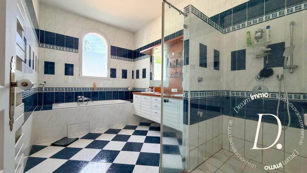 Salles de bain - Maison avec Piscine et Volumes Spectaculaires à Narrosse