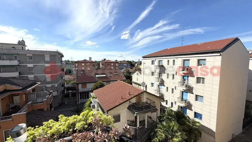 Rõdu - Rearranged 2-Bedroom Apartment in Cesano Boscone