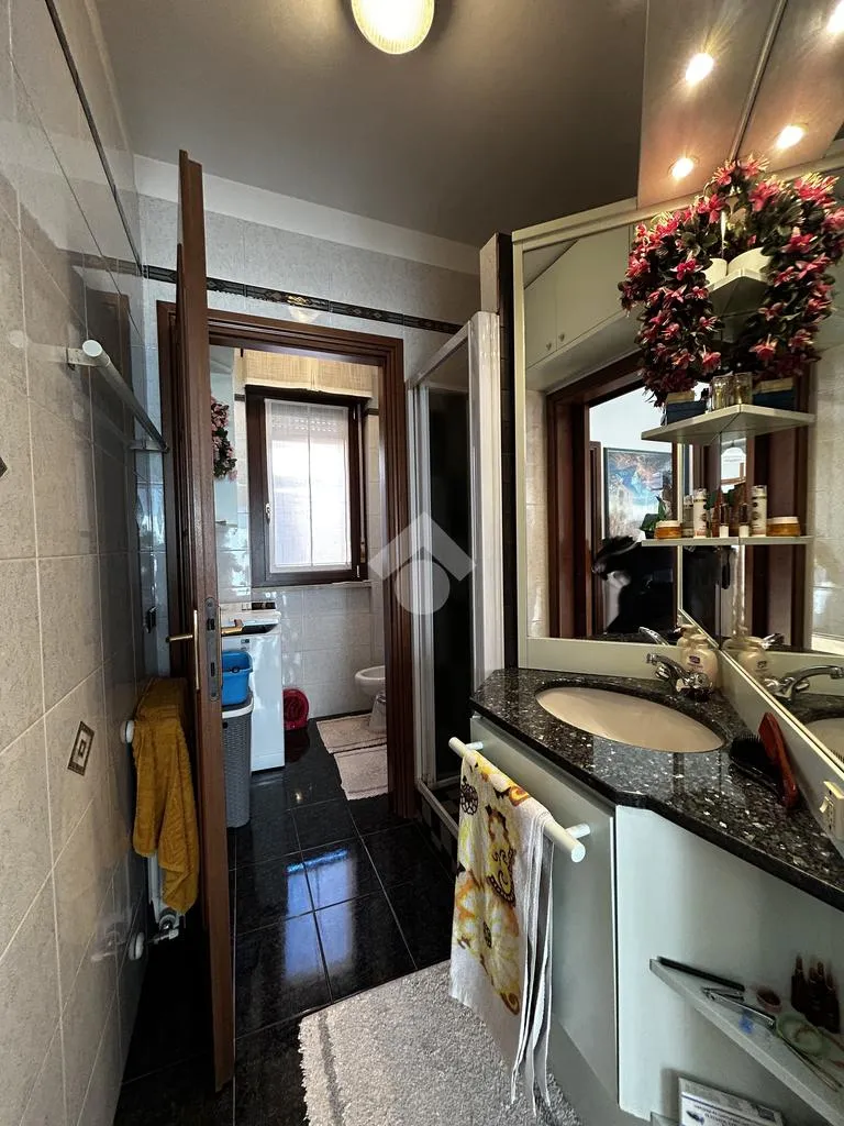 Salles de bain - Four-Room Apartment with Pool in Settimo Milanese