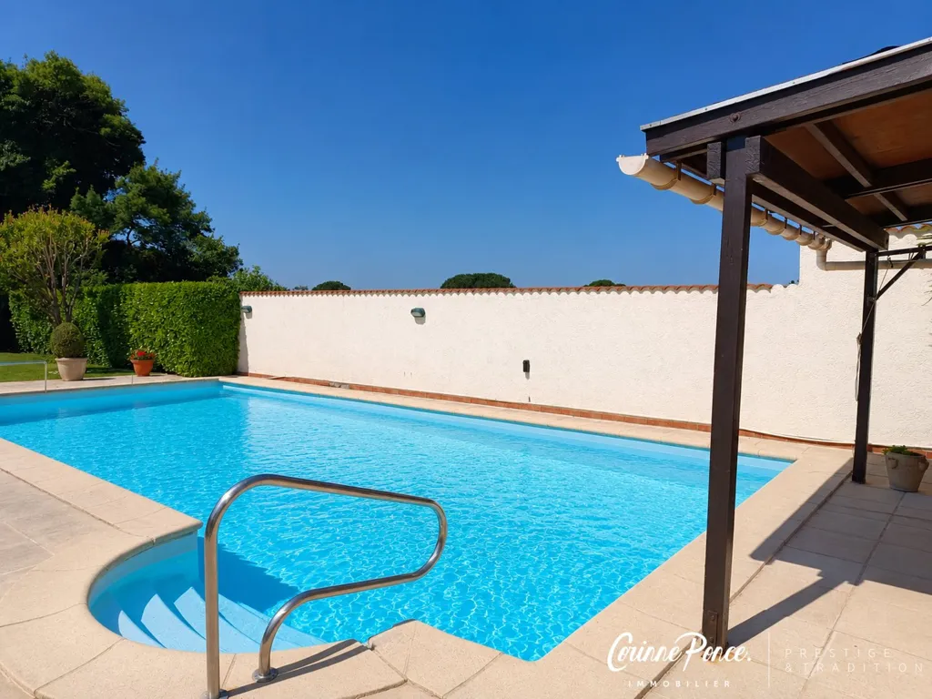 Piscine - Villa de Plain-Pied avec Piscine à Garons