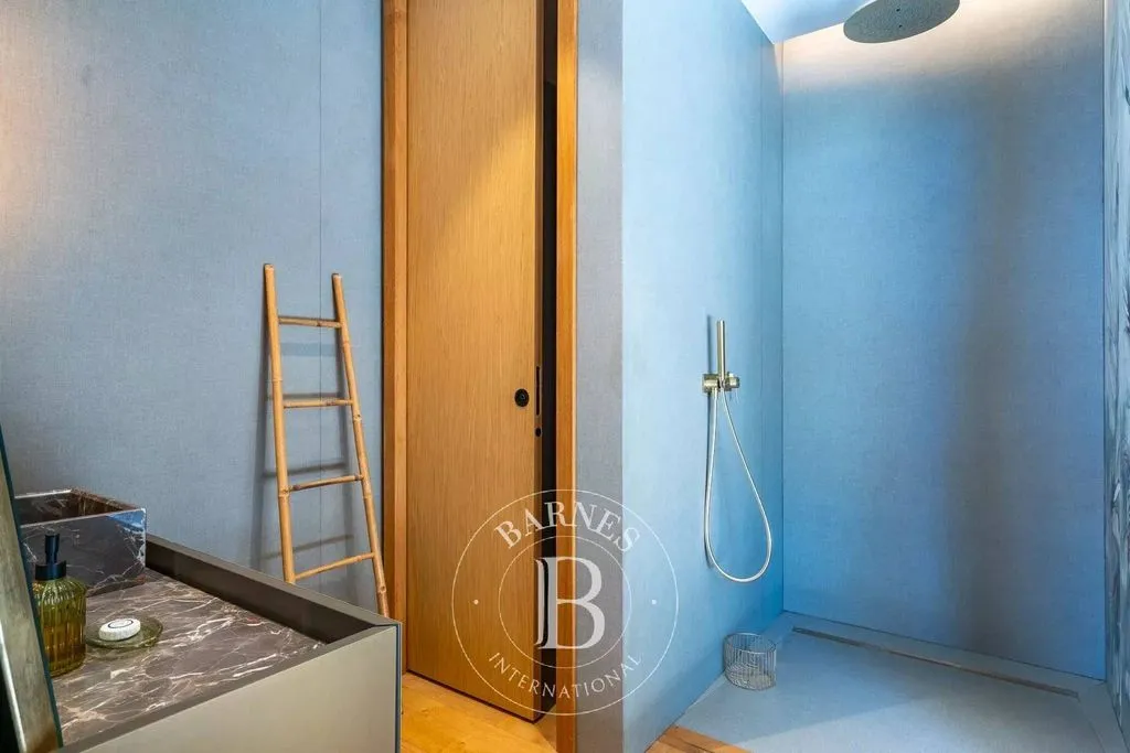 Salles de bain - Villa Contemporaine avec Vue Panoramique à Corbara