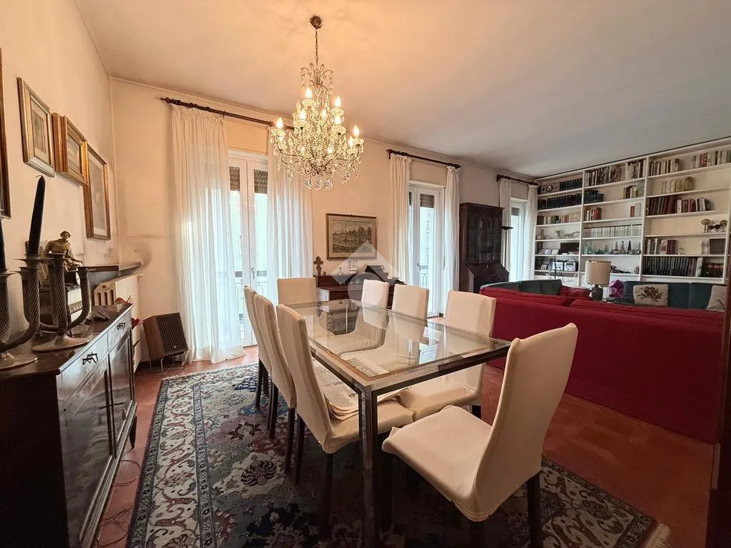 Salle à manger - Apartment with Balcony and Garden in Brescia