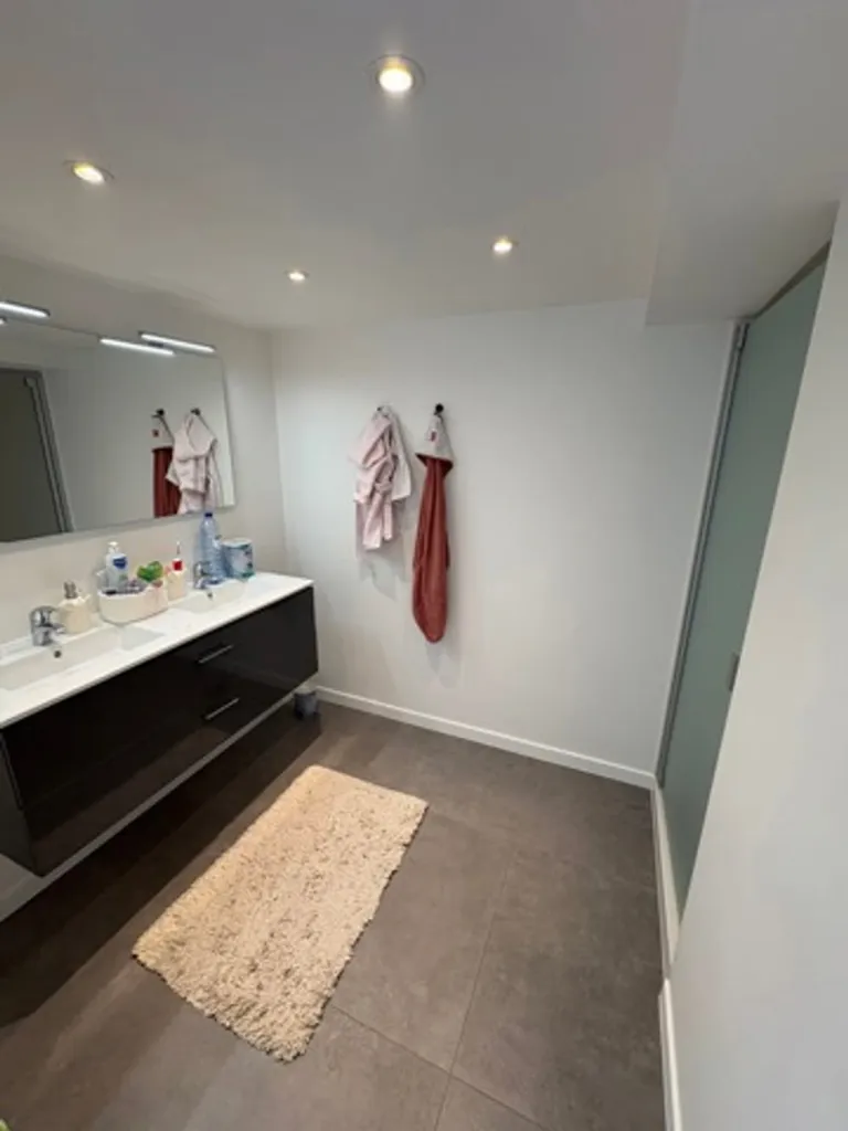 Salles de bain - Duplex Lumineux avec Cave et Parking à Nice