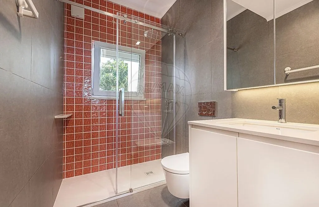Bathrooms - Luxury Villa with Ocean View in Cascais