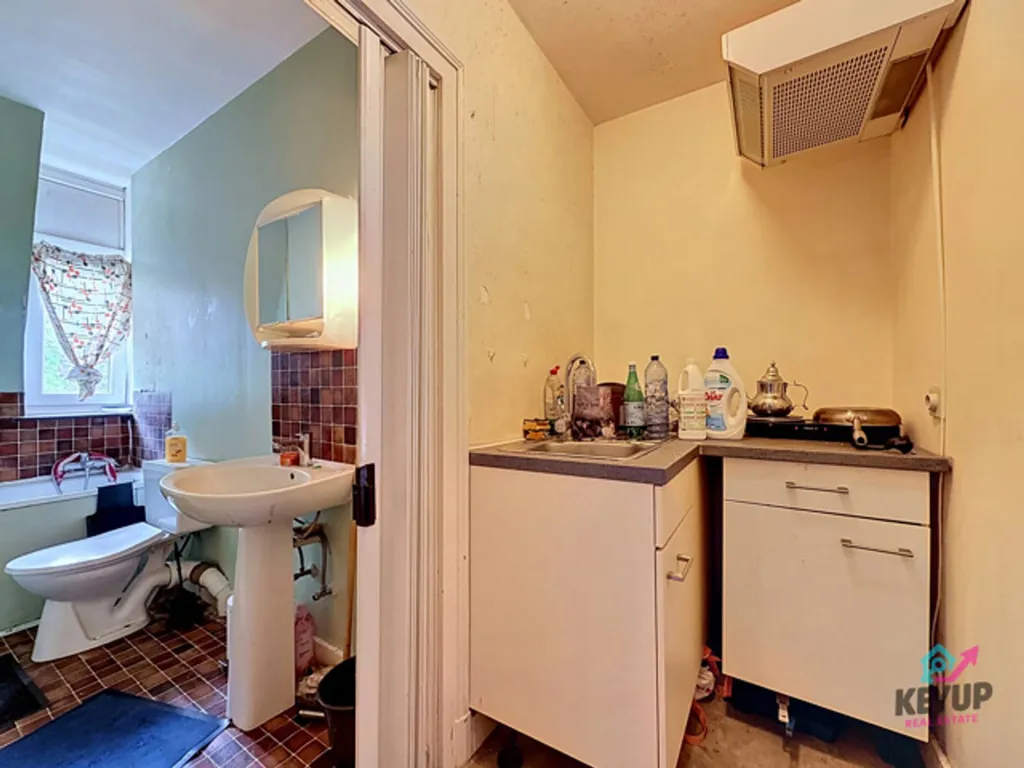 Vannitoad - 61 m² Apartment with Renovation Potential in Dinant