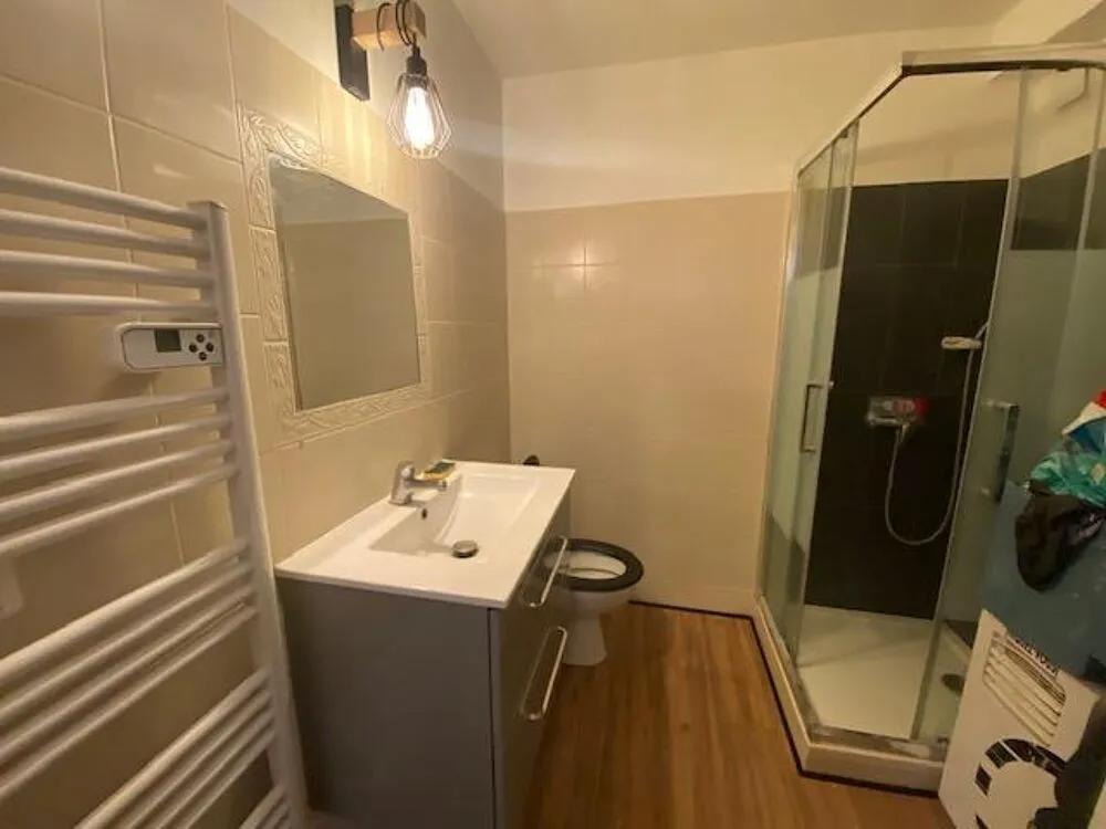 Salles de bain - Appartement Rénové avec Cour au Calme à Éguilles