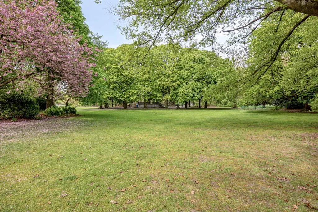 Garden - Ground Floor Apartment with Park Views in Antwerp
