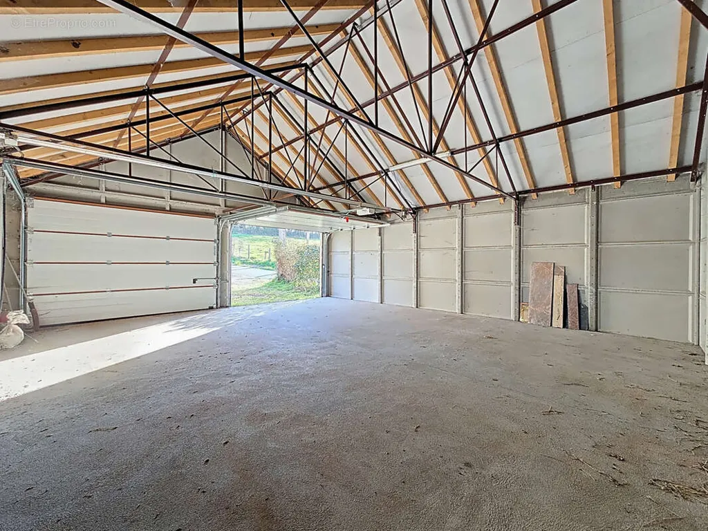 Garage - Maison de campagne avec vue sur la campagne à Sancerrois