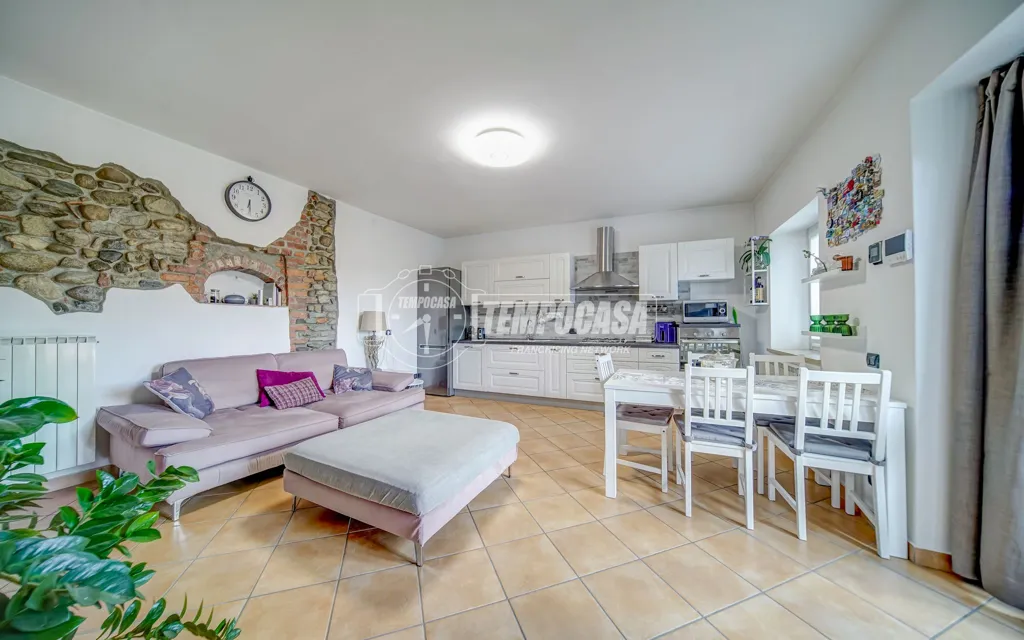 Elutuba - Semi-Detached House with Garden in Sumirago