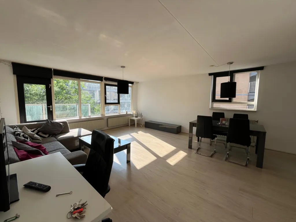 Elutuba - 3-Bedroom Apartment with Balcony in Rotterdam Centre