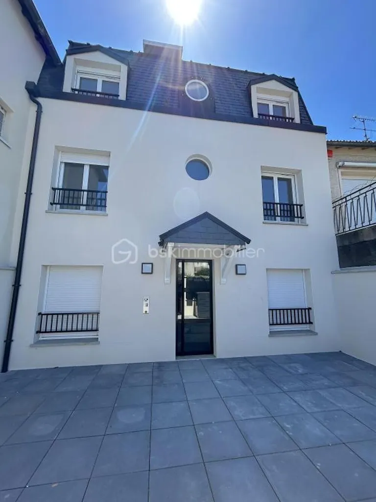 Exterior - New 3-Piece Flat with Balcony near RER A