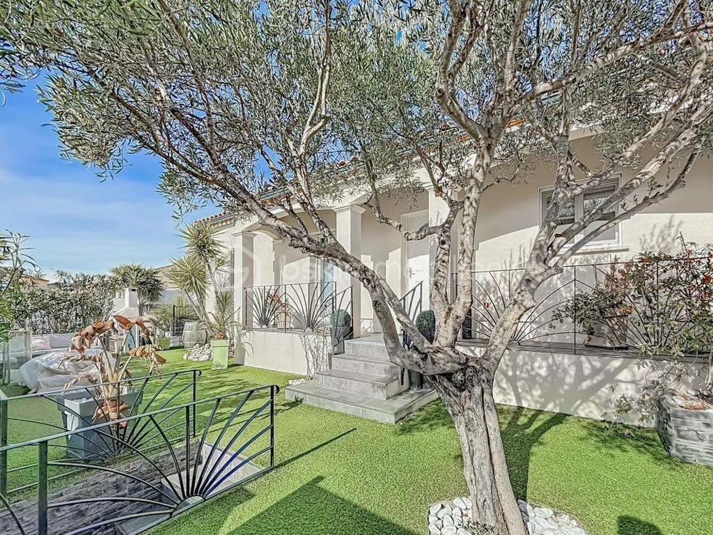 Garden - Villa with Pool and Garage in Cournonsec