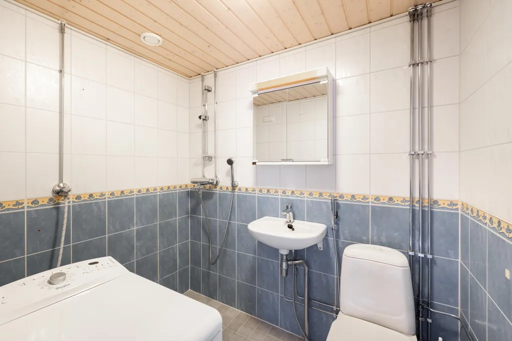 Salles de bain - Apartment with Balcony in Kaivoksela, Vantaa