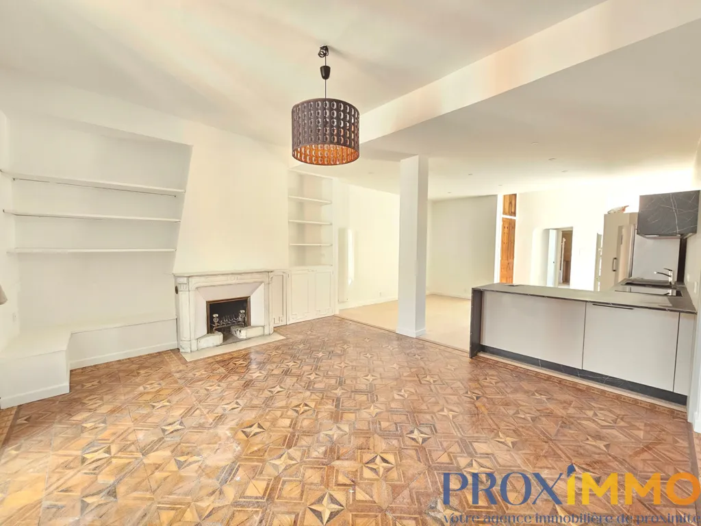 Séjour - Appartement Rénové avec Balcon au Centre de Voiron
