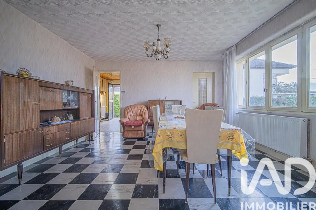 Salle à manger - Maison Traditionnelle avec Jardin à Verdun