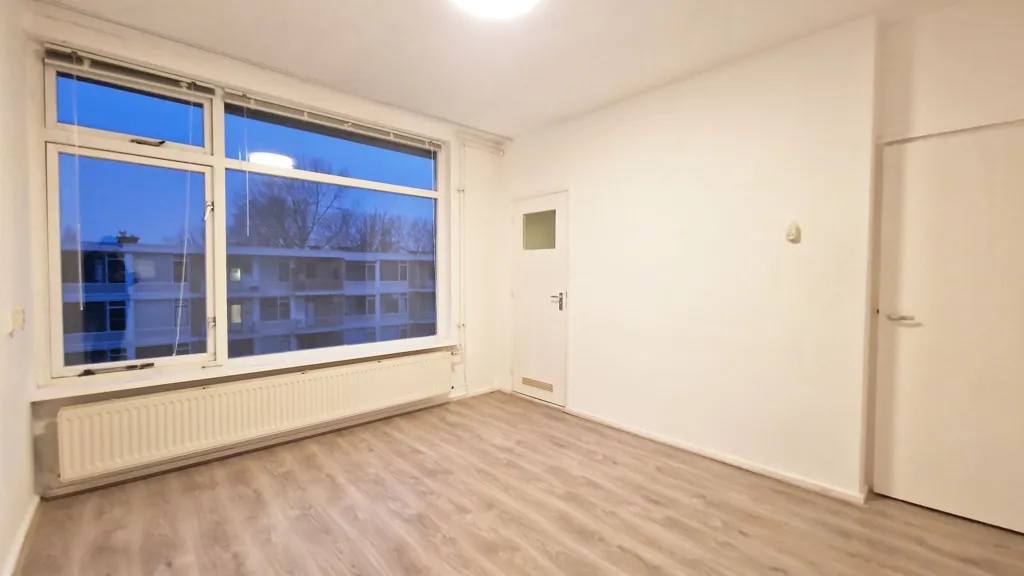 Toad - 3-Bedroom Apartment with Balcony in Charlois