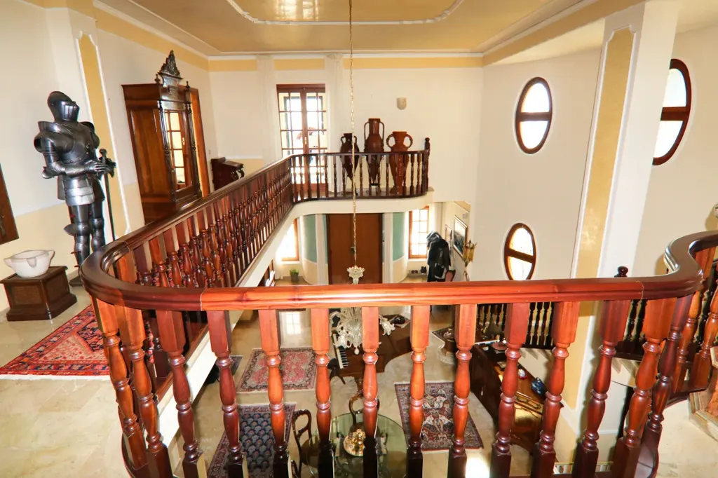 Toad - Hilltop Villa with Panoramic Views in Eboli