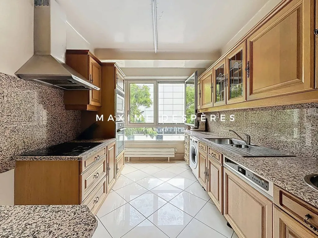 Cuisine - Appartement Luxueux avec Vue sur la Ville à Paris