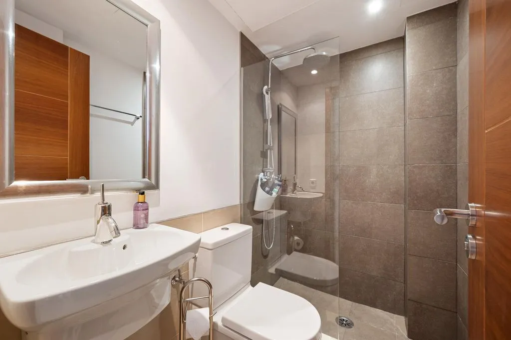 Bathrooms - Luxury Ground Floor Flat with Garden in Camp de Mar