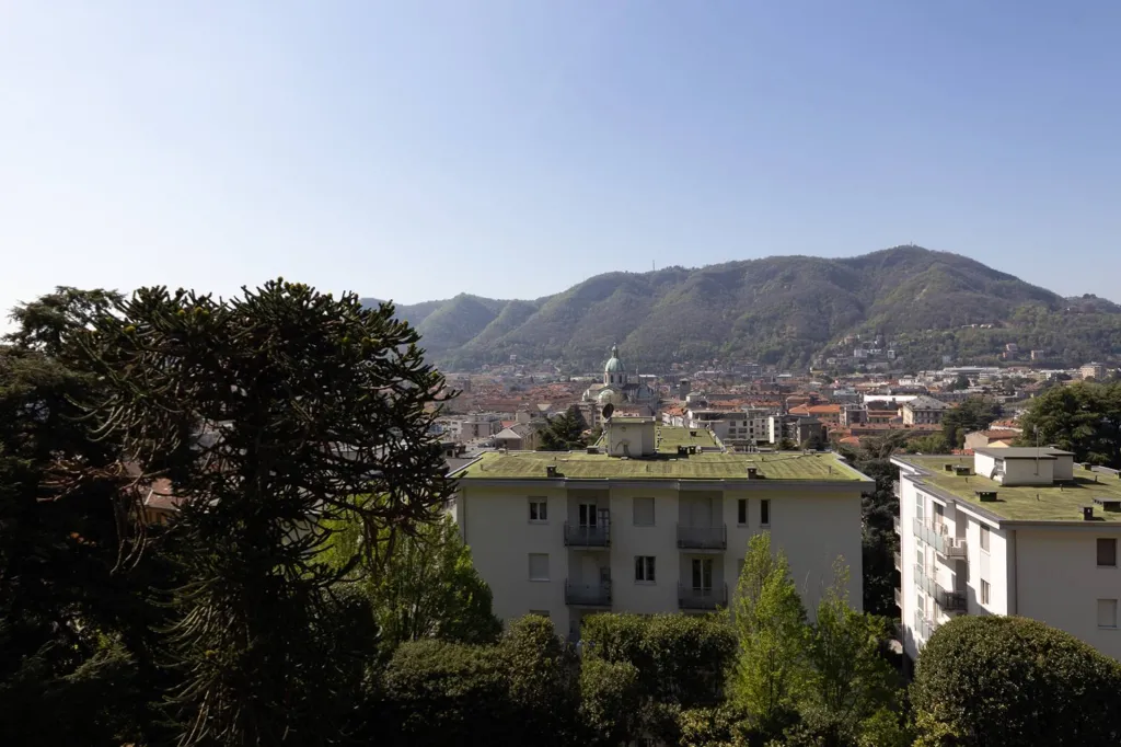 4-Room Apartment with Lake View in Como