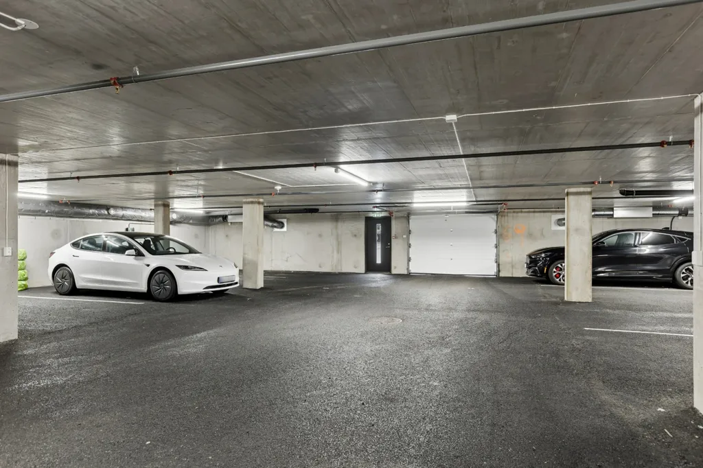 Garage - Modern Flat with Lift and Garage in Karmøy