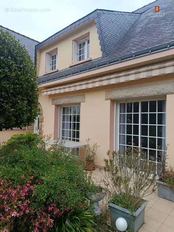 Exterior - House with Jacuzzi in Caudan