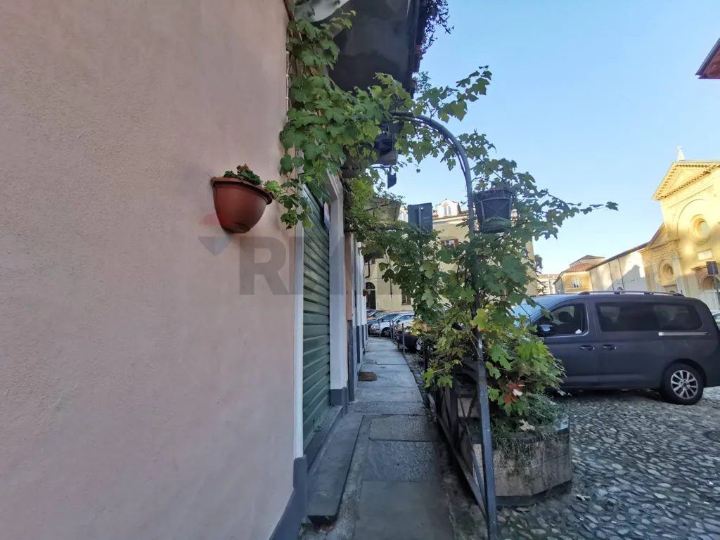 Aed - Commercial Space with 5 Frontage Windows in Biella