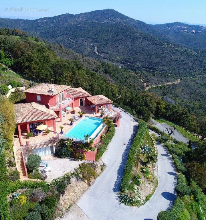 Õhuvaade - Villa with Panoramic Sea View in Sainte-Maxime