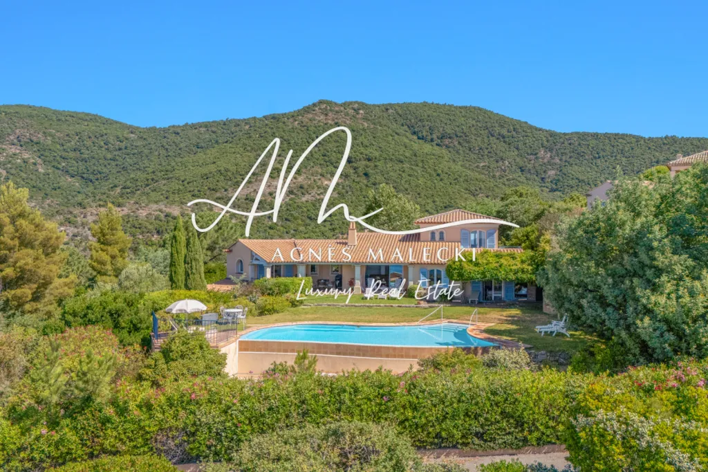 Vista aerea - Architectural Villa with Sea View in Rayol Canadel