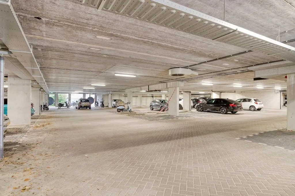 Garaaž - 1-Bedroom Apartment with Balcony in Rotterdam