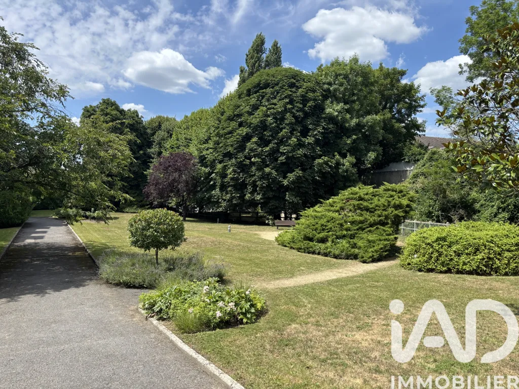 Aed - 3-Bed Apartment with Garden Access in Senlis
