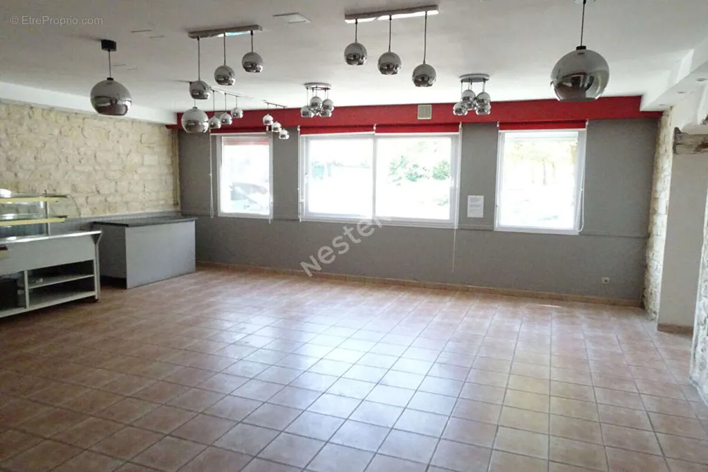 Toad - Commercial Premises with Terrace in Rochefort