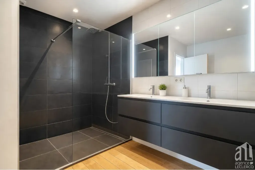 Salles de bain - Loft avec Lignes Industrielles à Résidence Artic