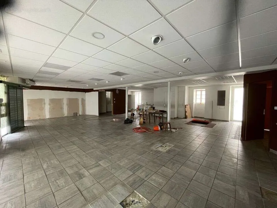 Pièces - Ensemble Commercial et Habitation avec Grange à Randan