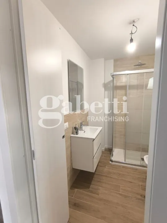 Vannitoad - Fully Rented Trilocale with Balcony in Florence
