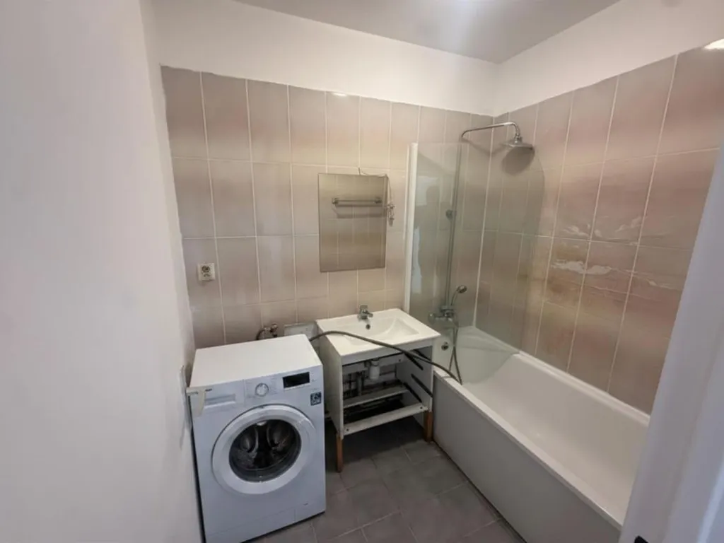 Bagni - 3-Piece Flat with Balcony in Central Location