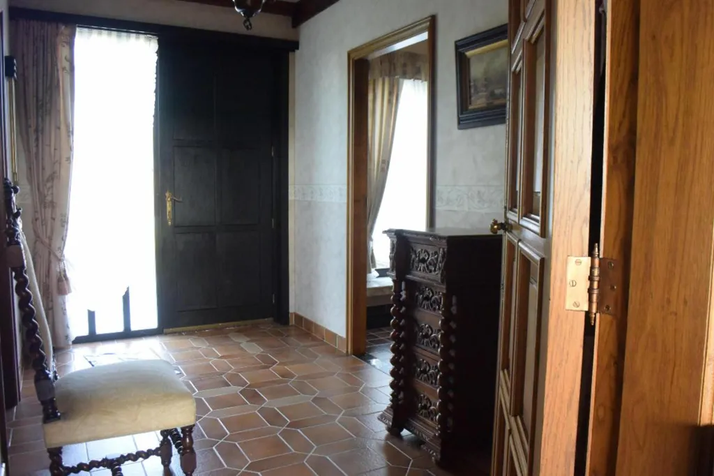 Entrée - Villa avec Terrasse et 4 Façades à Proximité