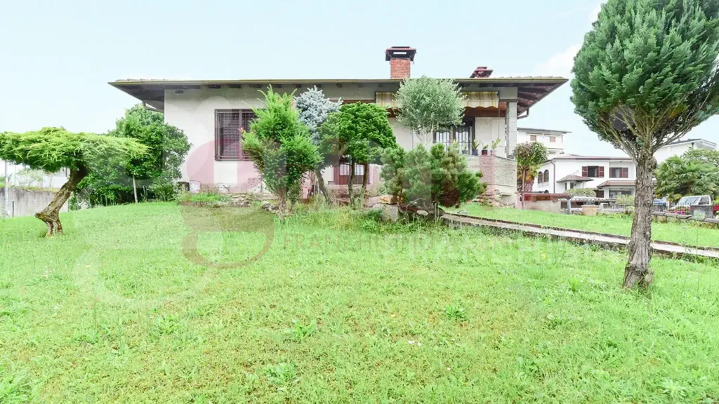 Aed - Villa with Garden in Cantù