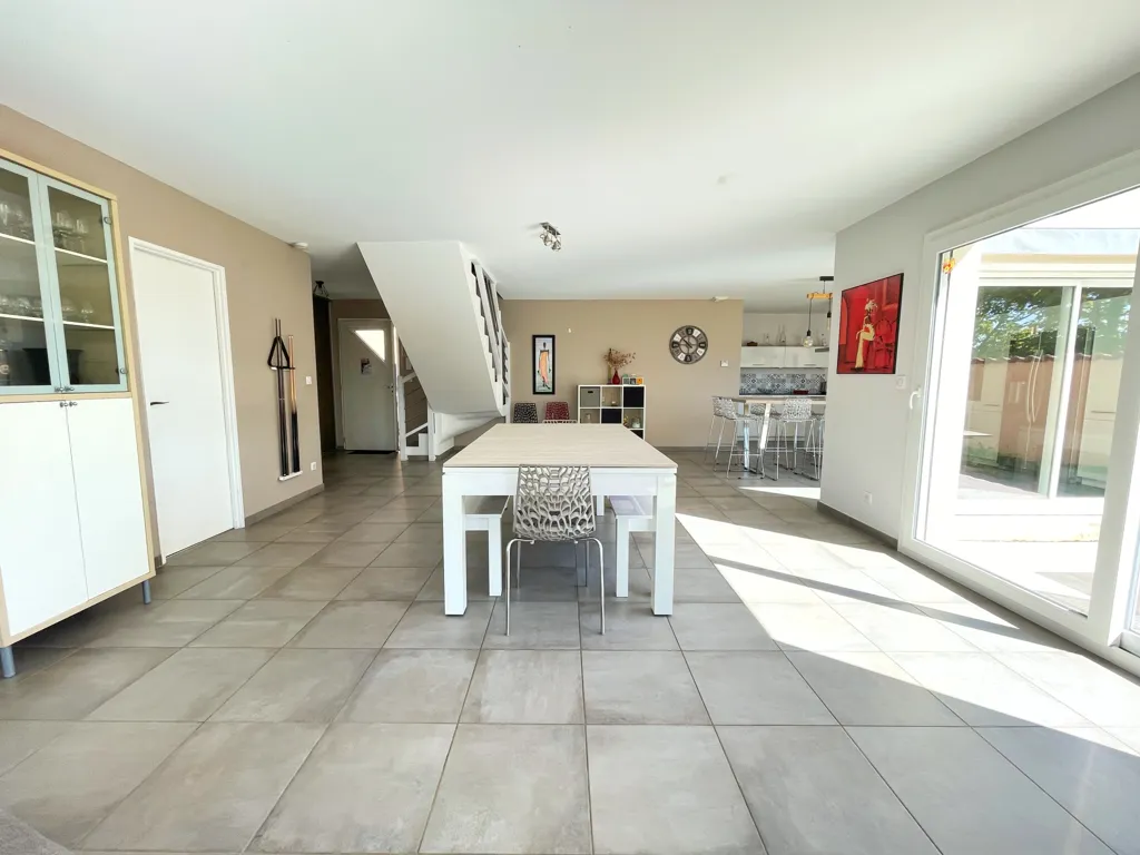 Salle à manger - Villa Contemporaine avec Piscine au Calme