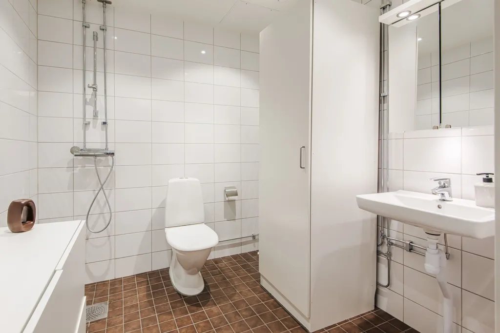 Vannitoad - Mixed-Use Property with Balcony in Upplands-Bro