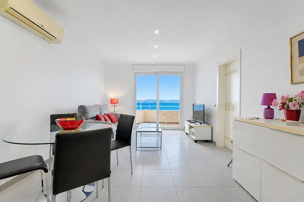 Séjour - Seafront Apartment with Terrace in Roses