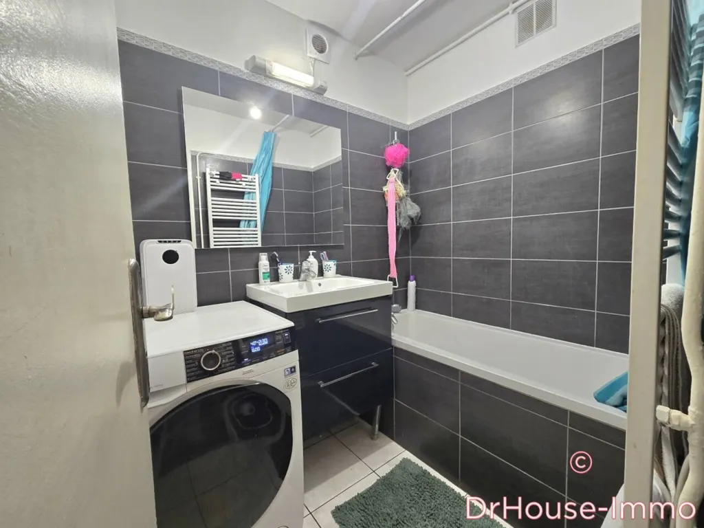 Salles de bain - Appartement avec Balcon à Bobigny