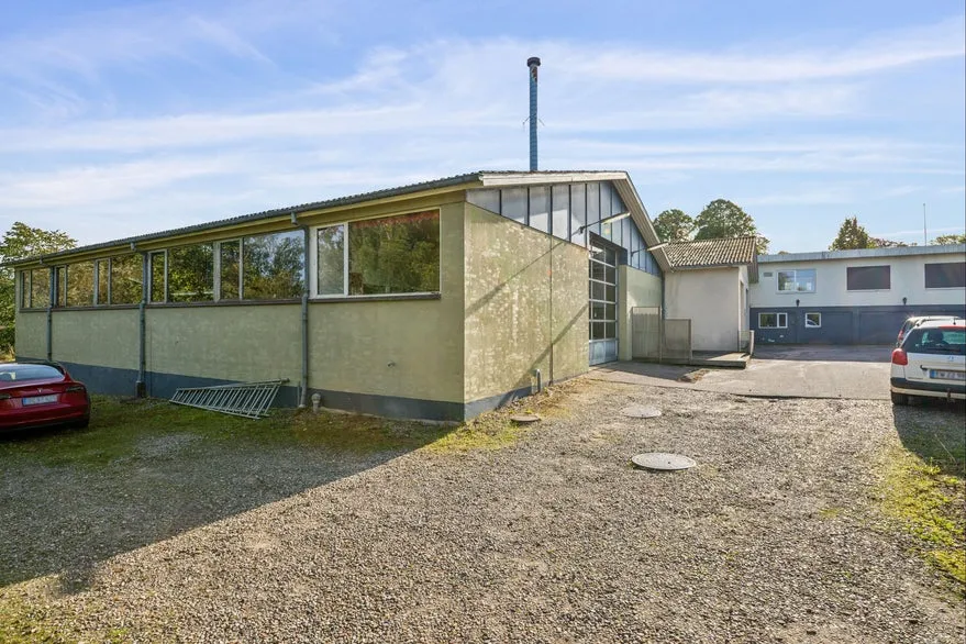 Välivaade - Mixed-Use Property with Garage in Sallinge