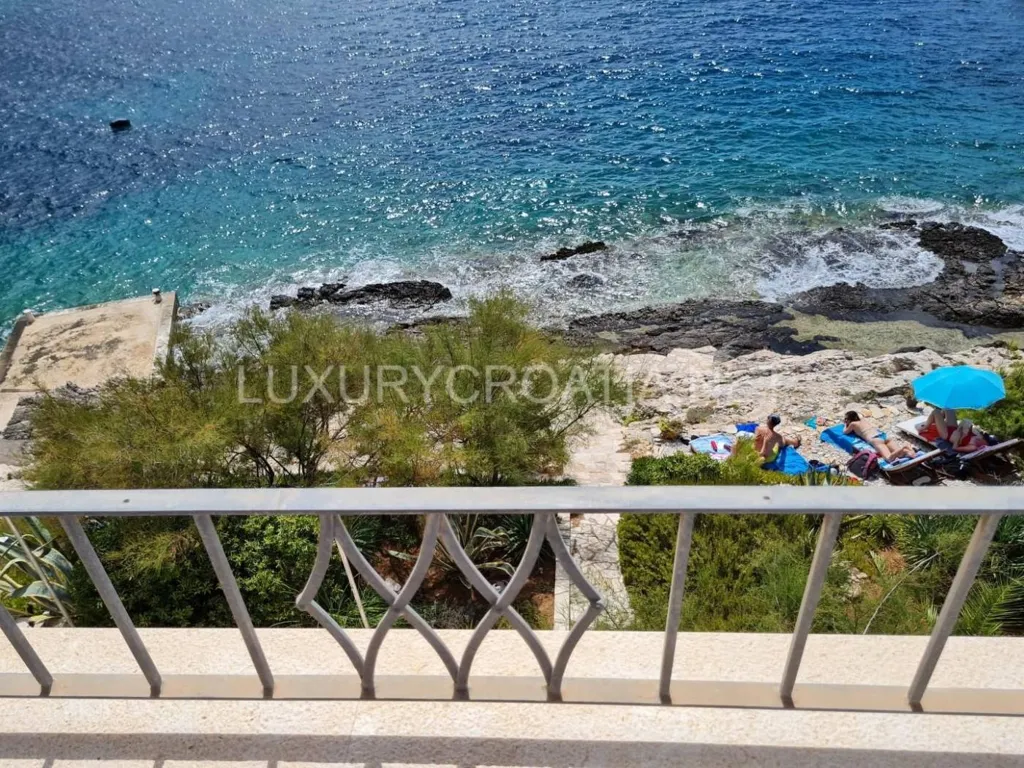 Rõdu - Beachfront Villa with Jacuzzi in Korčula