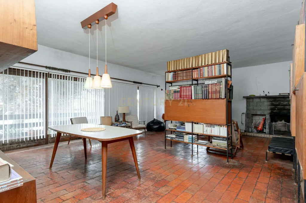 Kabinet - T6+1 House with Garden in Alfragide Norte